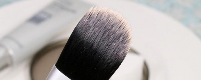 粉底液刷子怎样用 粉底液刷子的使用技巧