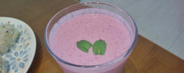 草莓豆腐奶昔怎样做 草莓豆腐奶昔做法简介