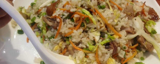 怎样做鸭腿炒饭 做鸭腿炒饭的技巧