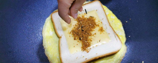 吐司鸡蛋饼教程 糕点吐司鸡蛋饼怎样做好吃