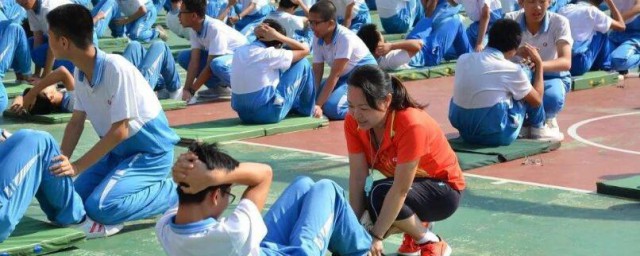 提升仰卧起坐训练要领 怎么快速提高仰卧起坐的成绩