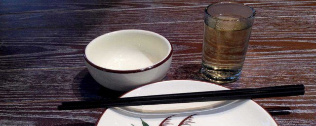 碗筷怎样摆放才精确 碗筷精确的摆放技巧