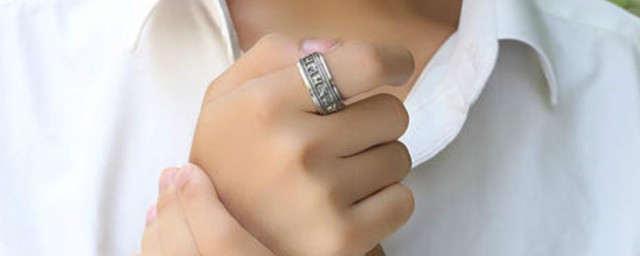 男生左手食指戴戒指什么意思 男生左手食指戴戒指有什么含义
