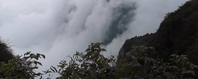 有雨山戴帽无雨半山腰什么意思 有雨山戴帽无雨半山腰的意思是什么