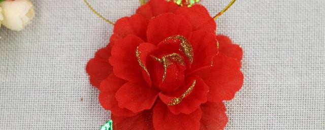 胸花配带技巧 怎样佩戴结婚胸花