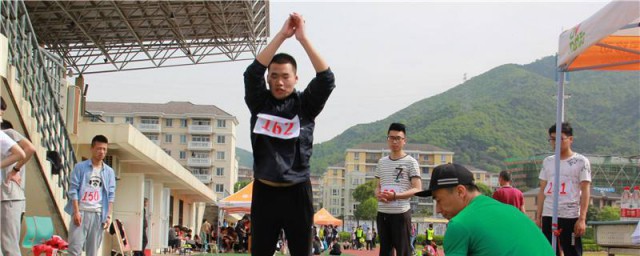 学生跳远技巧 怎样练习跳远