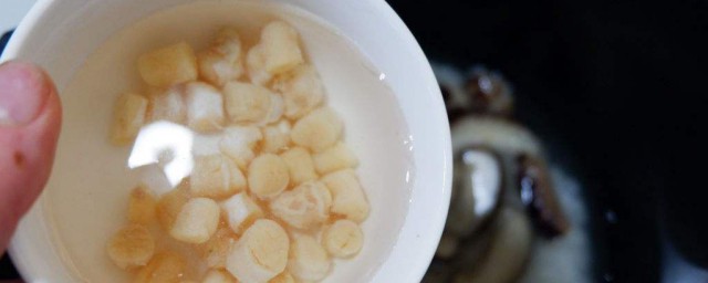 怎样做莲子干贝粥 莲子干贝粥做法简介