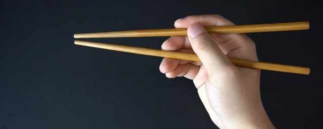 怎样握筷子夹菜是精确的 怎样精确拿筷子