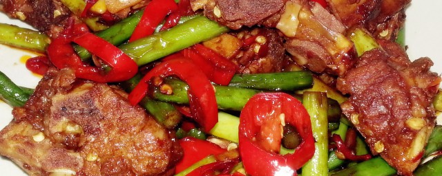 蒜苔排骨如何做 制作蒜苔炒排骨的要领