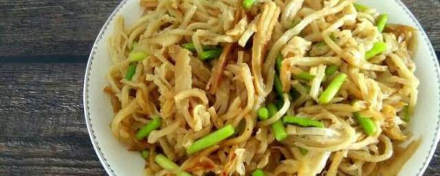 怎么做猪肉蒜苔炒饼 蒜苔肉丝炒饼的家常做法