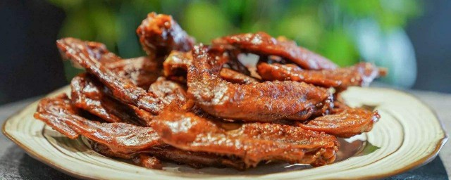 怎样做甜辣鸭翅 制作甜辣卤鸭翅的技巧