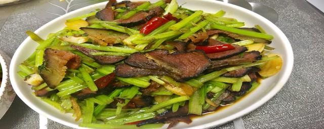 西芹腊肉制作要领 家庭版西芹腊肉制作要领