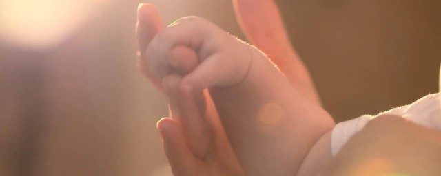新生儿朋友圈报喜说说 微信生娃报喜的句子简单逗趣