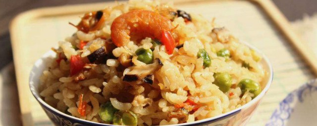 肉丁焖饭如何做 肉丁酱油焖饭的做法