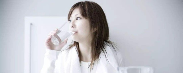 女性如何准确喝水 忌大口喝水