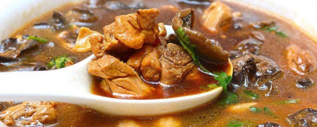 小鸡炖蘑菇是什么意思 小鸡炖蘑菇简介