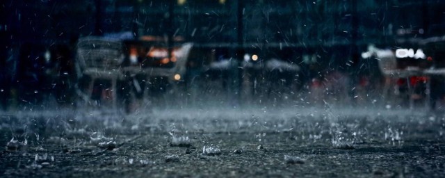 描写倾盆大雨的句子 关于描写倾盆大雨的语句