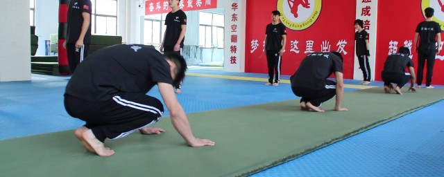 学习前空翻的技巧 怎样学习前空翻