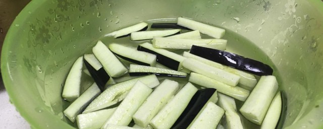 细长茄子制作技巧 这样做的细长茄子最好吃