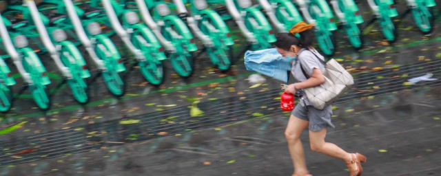 下雨睡觉说说心情短语 适合下雨天的说说