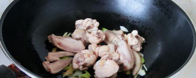 怎样做蘑菇炖鸡翅 具体做的次序是什么