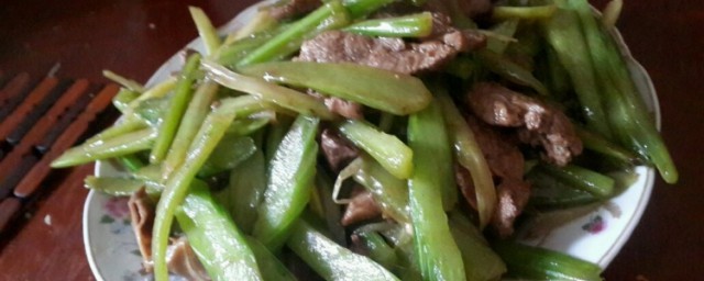 西芹炒鸭如何做 家常菜西芹炒鸭肉的做法