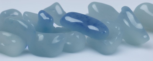 带皮青白玉
