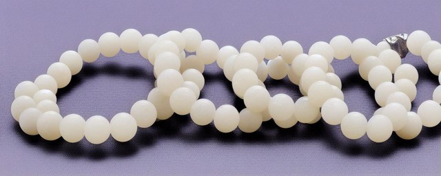 现在市面上假白玉手镯多么
