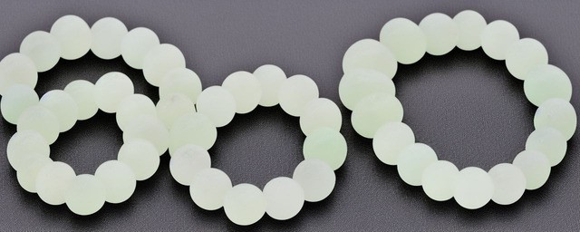 白玉和俄玉镯子