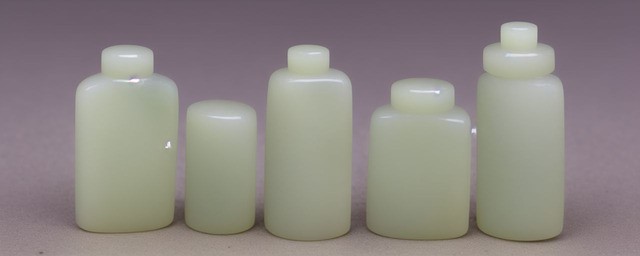 和田白玉鼻烟壶