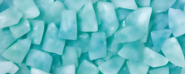 蓝水翡翠边上变白