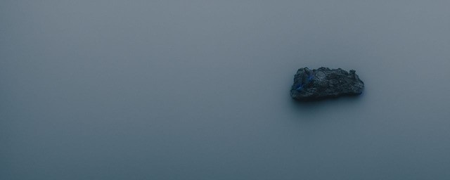 蓝水自然光下看黑灰色