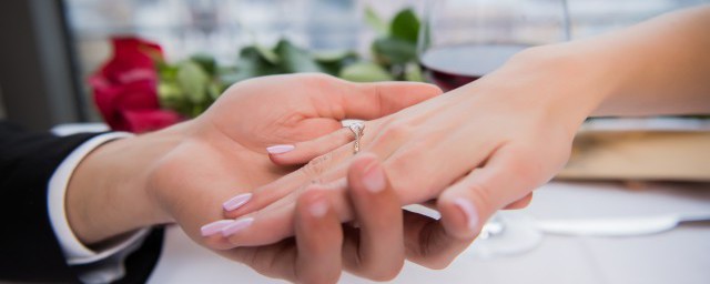 结婚戒指戴哪个手指女 女生结婚戴戒指戴哪个手指