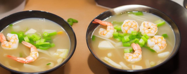 鱿鱼虾仁豆腐汤的做法