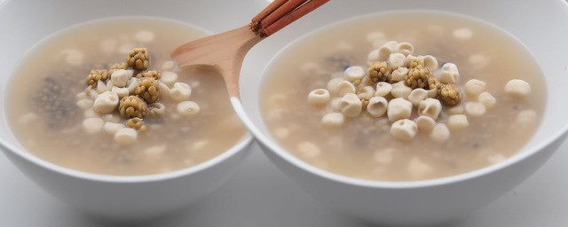 莲子冰糖银耳汤的做法