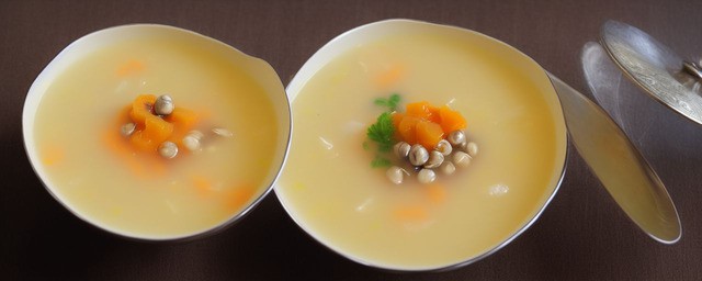 月子银耳莲子汤的做法