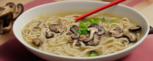 蘑菇面条汤的做法