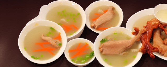 花胶排骨鸡脚汤的做法