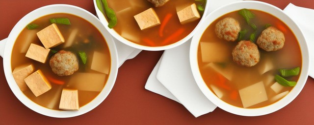 丸子炖豆腐汤的做法