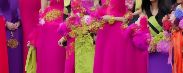属狗女穿什么颜色最旺财