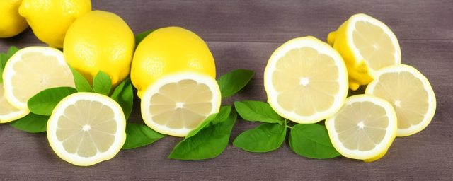 柠檬泡水喝治什么病