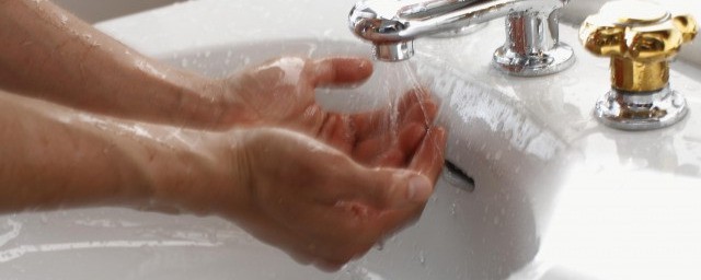 剥核桃手黑如何洗