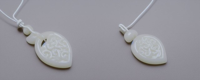 白玉吊坠用什么颜色绳好看