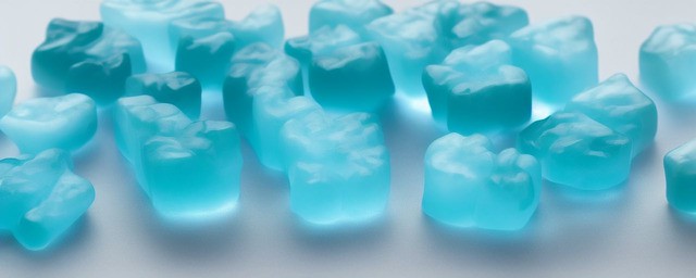 蓝水翡翠适合年轻人带吗