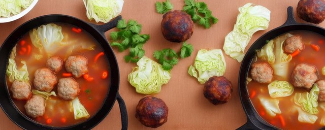 白菜火锅丸子汤的做法